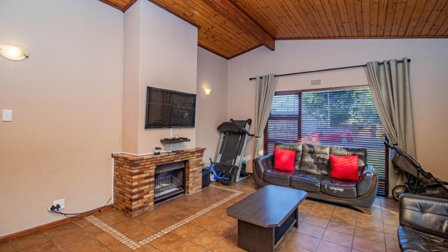 4 Bedroom Property for Sale in Oakglen Western Cape